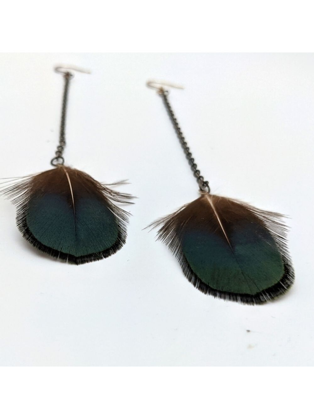 381MIDALANE Emerald Feather Earrings Gunmetal Chains - Picture 4 of 6